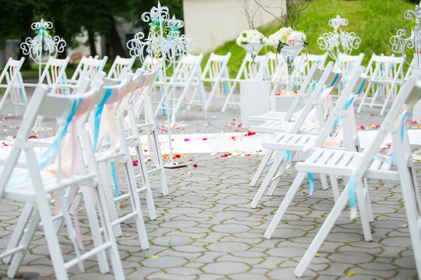 Weiße Hochzeitsstühle bei Zeremonie geschmückt — Stockfoto