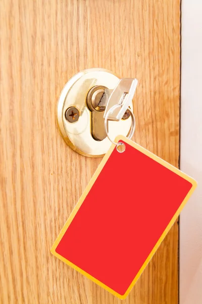 Låsa upp eller låsa upp dörren med nyckeln med kort (charm) — Stockfoto