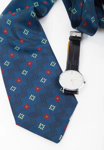 Klassieke zakelijke horloges en abstracte blauwe stropdas geïsoleerd op w — Stockfoto