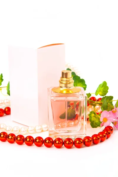Perfume rosa, caja, flores, chaplet sobre fondo blanco — Foto de Stock
