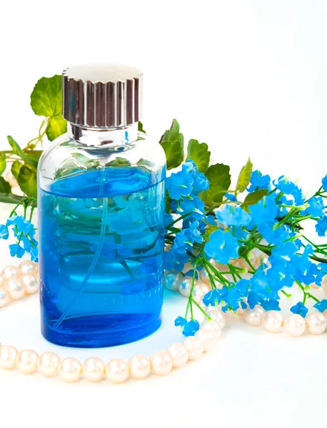 Parfum bleu, fleurs, chapelet sur fond blanc — Photo