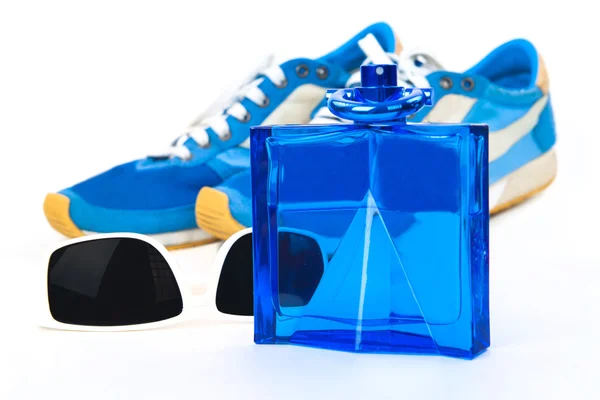 Bouteille spray de sport hommes parfum, baskets, lunettes de soleil sur le coup de fouet — Photo