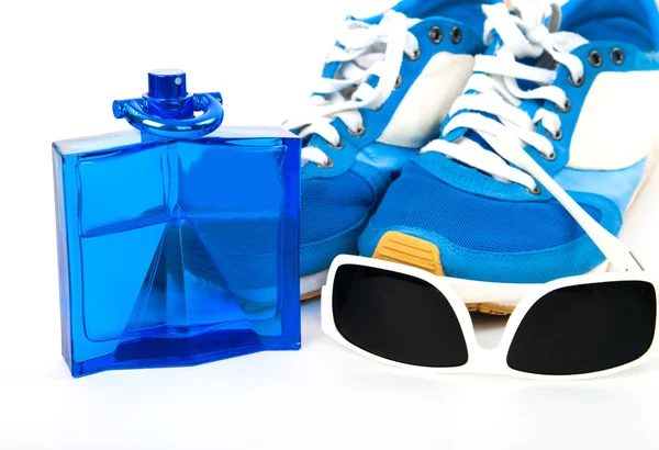 Botella spray de los deportes de los hombres perfume, zapatillas de deporte, gafas de sol en whit — Foto de Stock