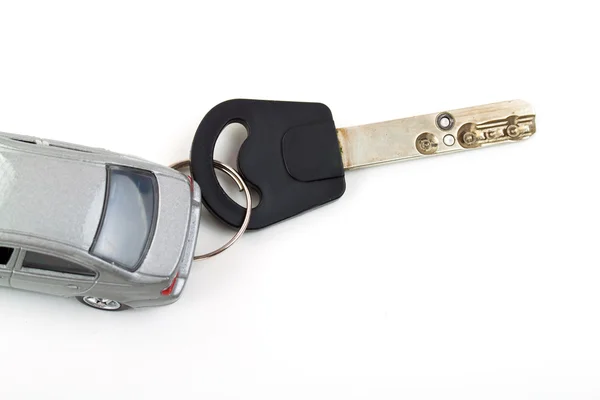 车钥匙和白色背景上的未知的车 — 图库照片
