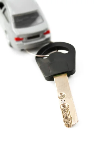 Chaves de carro e carro desconhecido em borrão — Fotografia de Stock