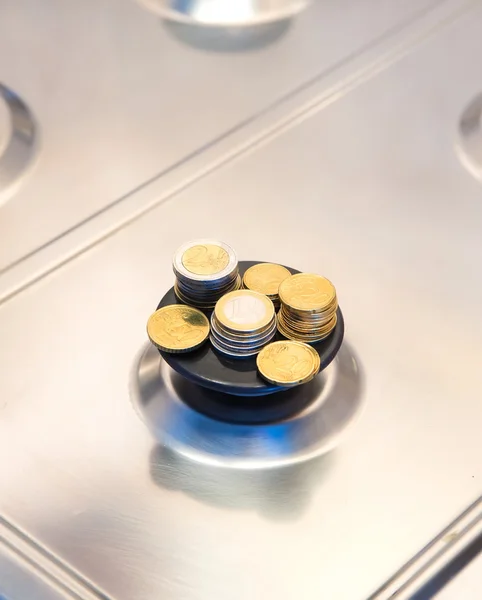 ユーロ硬貨の青炎燃焼ガスから天然ガスのストーブ — ストック写真