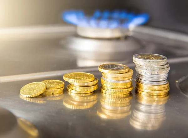 Блакитне полум'я спалювання природного газу з газової плити з монетами євро — стокове фото