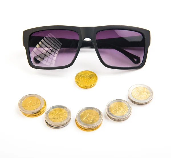 Χρήματα και την επιτυχία της έννοια. Μαύρα γυαλιά ηλίου με χαμόγελο πρόσωπο από — Φωτογραφία Αρχείου