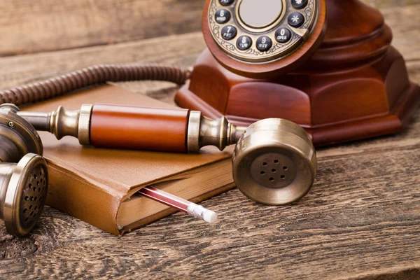 Eski vintage telefon ahizesi, ahşap masa grunge adam kitap