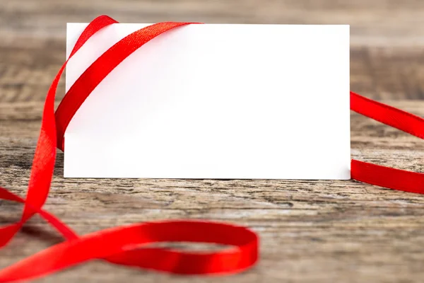 ahşap masa üzerinde şerit ile kart notun yakın çekim