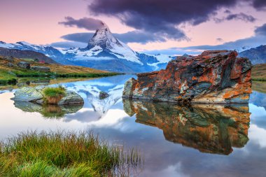 Büyülü gündoğumu Matterhorn tepe ve Stellisee Gölü, Valais, İsviçre 