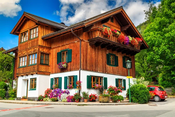 Çiçekli balkon, Avusturya, Avrupa konusunda geleneksel Alp ev — Stok fotoğraf