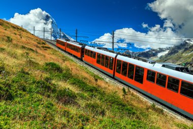 Elektrik turistik tren ve ünlü puslu Matterhorn tepe, İsviçre, Europe