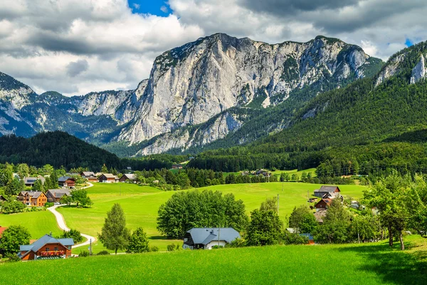 Impressionantes campos verdes e aldeia alpina com montanhas, Altaussee, Áustria — Fotografia de Stock