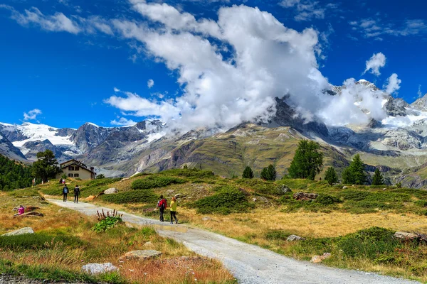 Senderos alpinos con excursionistas, Zermatt, Suiza, Europa — Foto de Stock