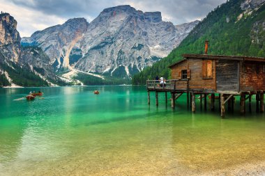 Ahşap tekne üzerinde dağ gölü, Dolomites, İtalya, Europe