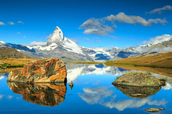 Paisaje de verano con pico Matterhorn y lago Stellisee, Valais, Suiza — Foto de Stock