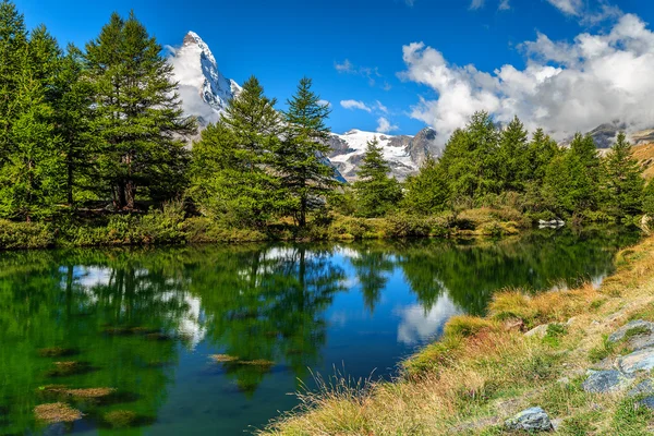 Espectacular paisaje alpino de verano con el lago Grindjisee, Zermatt, Suiza, Europa — Foto de Stock