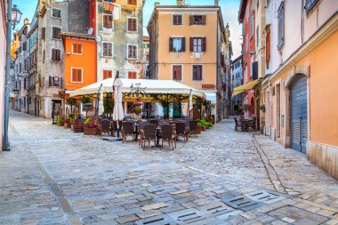 Rovinj, Europe sokak kafe ile Ortaçağ Hırvat eski sokak