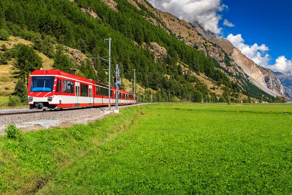 Trem turístico vermelho elétrico, Suíça, Europa — Fotografia de Stock