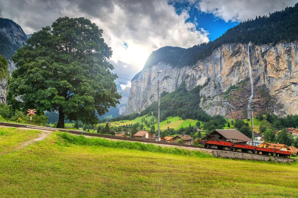 Famosa ciudad de Lauterbrunnen y cascada de Staubbach, Bernese Oberland, Suiza, Europa — Foto de Stock