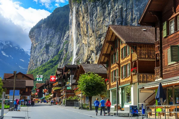 Lauterbrunnen centrum och Staubbach vattenfall, Bernese Oberland, Schweiz, Europa — Stockfoto