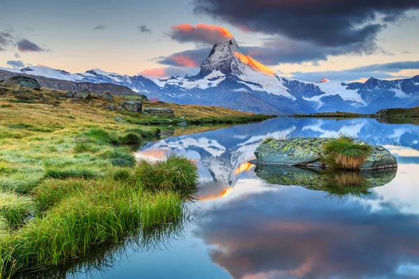 Spektakularny wschód ze szczytu Matterhorn i Stellisee jeziora, Valais, Szwajcaria — Zdjęcie stockowe