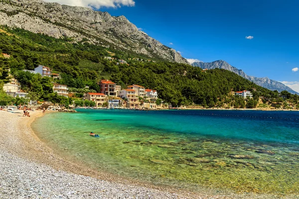Gyönyörű strandja, Brela, Dalmácia régió, Horvátország, Európa — Stock Fotó