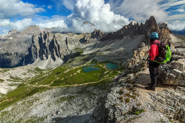 Sporty hiker woman on the Toblin tower peak, Dolomites, Itália — Fotografia de Stock