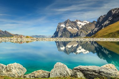 Dağ turkuaz Gölü ve yüksek dağlar, Bernese Oberland, İsviçre