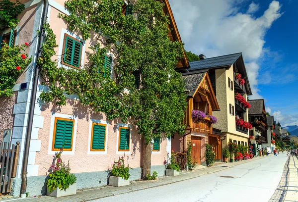 Calle tradicional del pueblo alpino con flores de colores, Austria, Europa — Foto de Stock