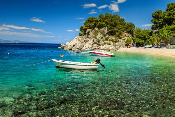 Baía bonita e praia com lanchas, Brela, região da Dalmácia, Croácia, Europa — Fotografia de Stock