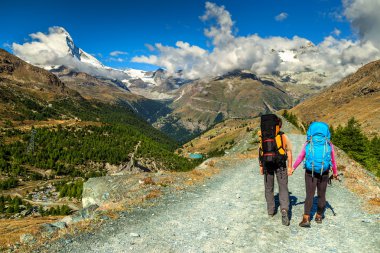 Erkek ve kadın yürüyüşçü dağlar, Valais, Zermatt, İsviçre'de trekking