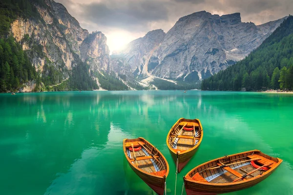 Atemberaubender Bergsee mit Holzbooten in den Dolomiten, Italien — Stockfoto