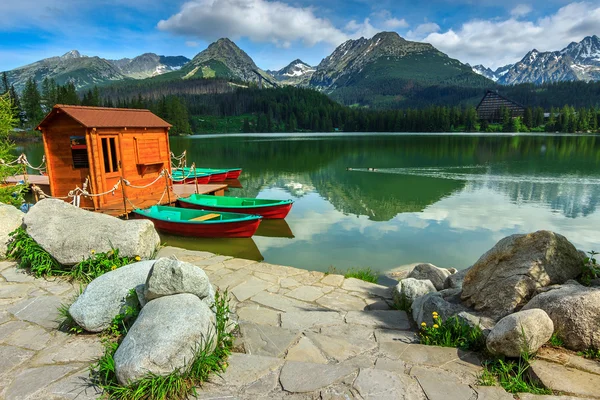 Barcos coloridos no lago alpino, Strbske Pleso, Eslováquia, Europa — Fotografia de Stock