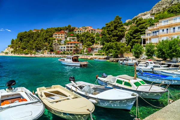 Casas de lujo y barcos de pesca en el puerto, Brela, Dalmacia, Croacia — Foto de Stock