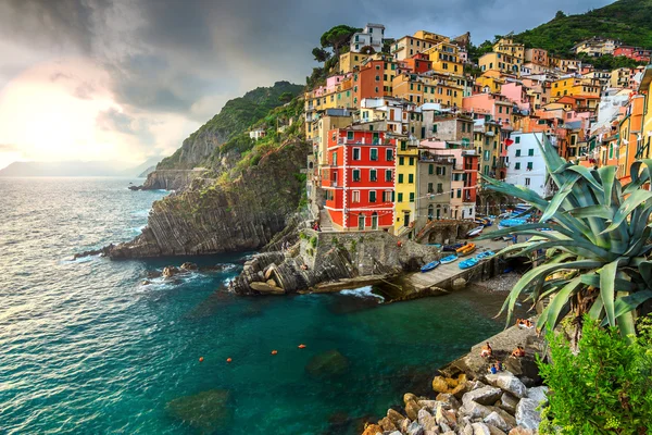 Riomaggiore pueblo en la costa de Cinque Terre de Italia, Europa — Foto de Stock