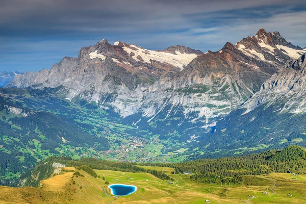 Spektakuläre alpine Landschaft mit türkisfarbenem Bergsee, Schweiz, Europa — Stockfoto