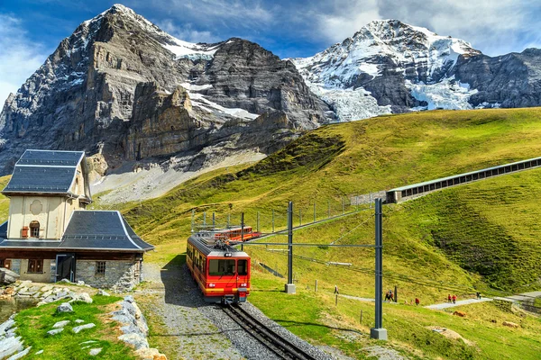 Comboio turístico elétrico e Eiger North face, Bernese Oberland, Suíça — Fotografia de Stock
