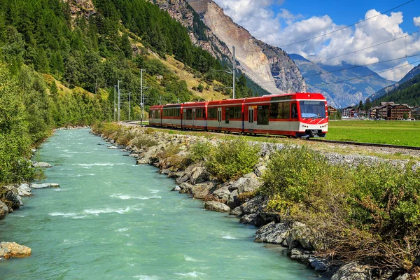 Elektrik kırmızı turistik tren İsviçre, Europe — Stok fotoğraf