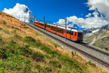 Elektrik turistik tren ve ünlü puslu Matterhorn tepe, İsviçre, Europe