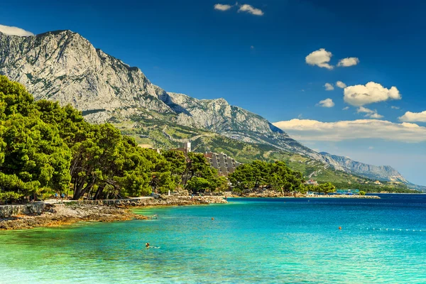 Schöne bucht und strand, brela, makarska riviera, dalmatien, kroatien, europa — Stockfoto