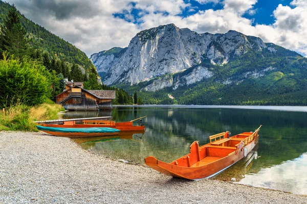 ボートハウスや湖、アルタウスゼー、ザルツカンマーグート、オーストリアの木製ボート — ストック写真
