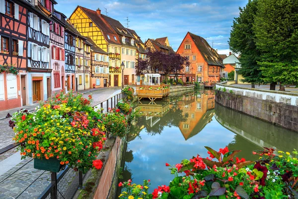 Färgstarka medeltida korsvirkeshus fasader speglar i vatten, Colmar, France — Stockfoto