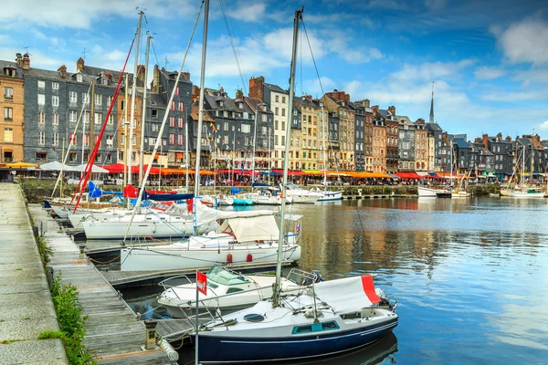 Traditionella hus och båtar i den gamla hamnen, Honfleur, France — Stockfoto