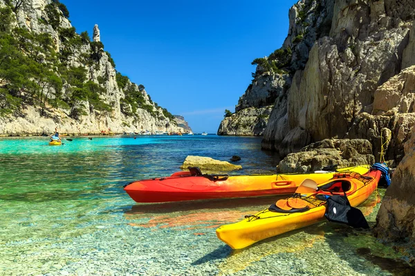 Caiaques coloridos na baía rochosa, Cassis, perto de Marselha, França, Europa — Fotografia de Stock