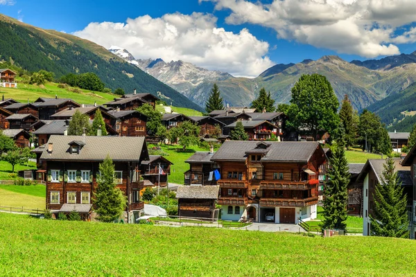 Spektakularne alpejskiej wioski i wysokie góry, regionie Oberland Berneński, Szwajcaria, Europa — Zdjęcie stockowe