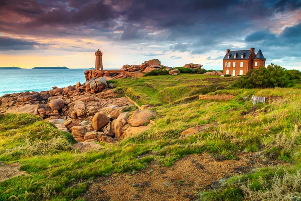 Atlanti-óceán partján, a Bretagne régió, Ploumanach, Franciaország, Európa — Stock Fotó