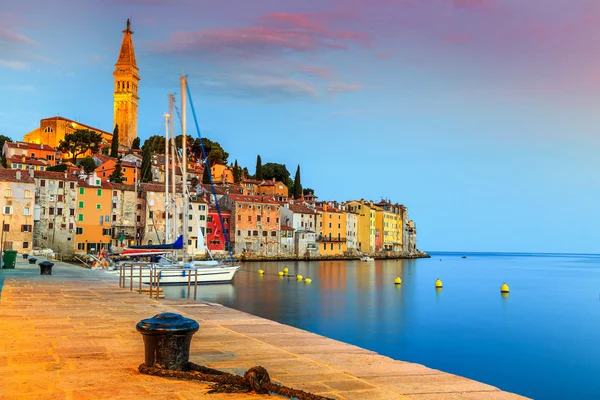 Prachtige zonsopgang met oude stad van Rovinj, Istrië regio, Kroatië, Europa — Stockfoto