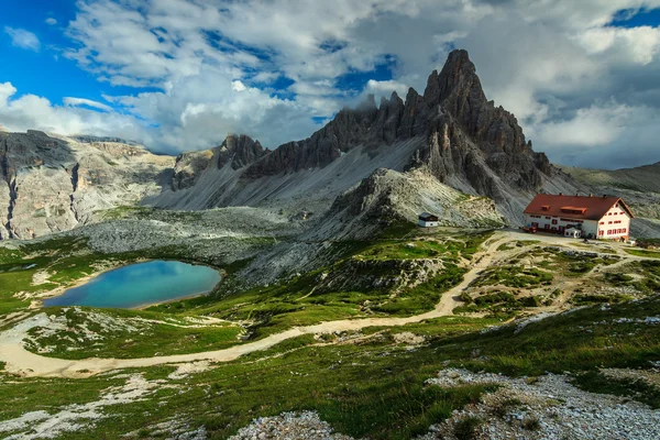 Lago colorido e cumes de montanha hackly, Monte Paterno, Dolomites, Itália — Fotografia de Stock